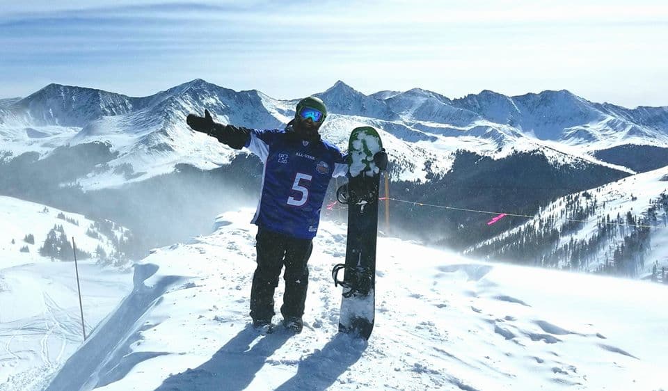 Snowboarder en la montaña con tabla.